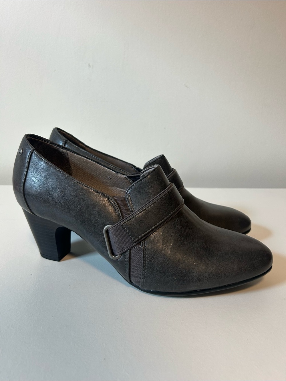 Life Stride Women's Dark Gray Leather Mid-Heel Slip-On Pumps